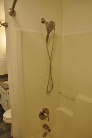 Bath 2 - 3031 Pacific St