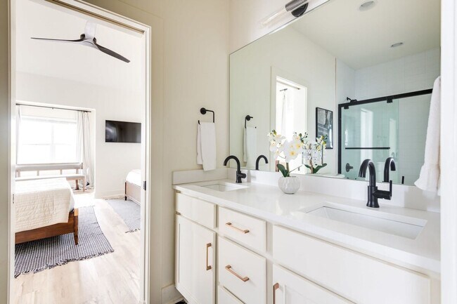 Building Photo - Fully Furnished - Designer Home (Flexible Lease Options)