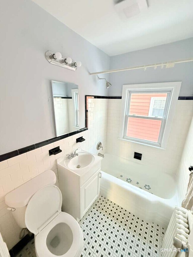 Building Photo - 160 Oakland Pl