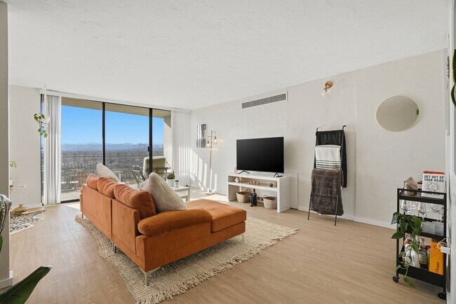 Building Photo - 35th Floor Downtown Denver Condo | 1 Bed | Private Balcony | Mountain Views