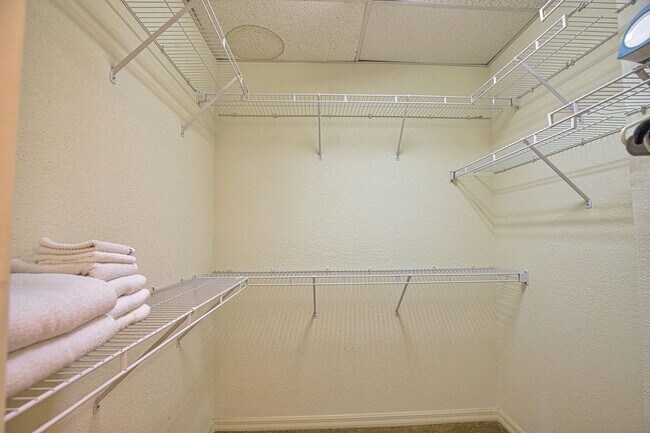 Building Photo - Annual Unfurnished 2 Bedroom 2 Bathroom Second Floor Condo in Casa Del Lago!