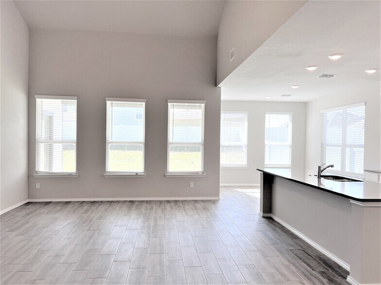 Building Photo - 5945 Hopkins Dr