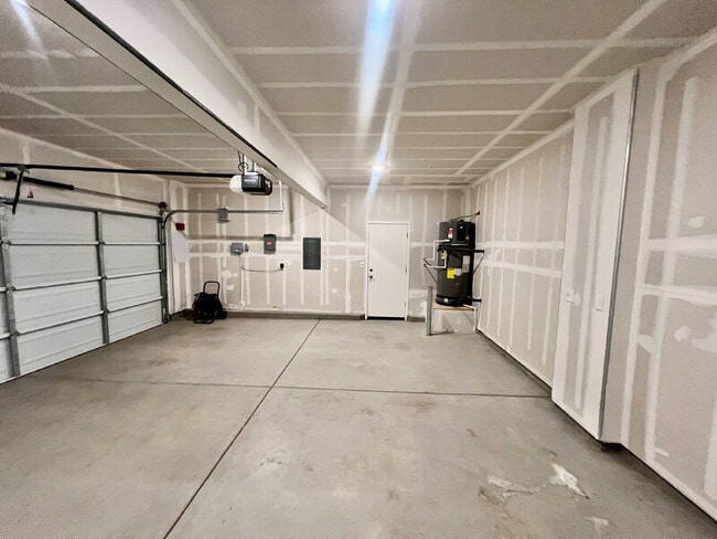 Building Photo - 3215 Center Dr