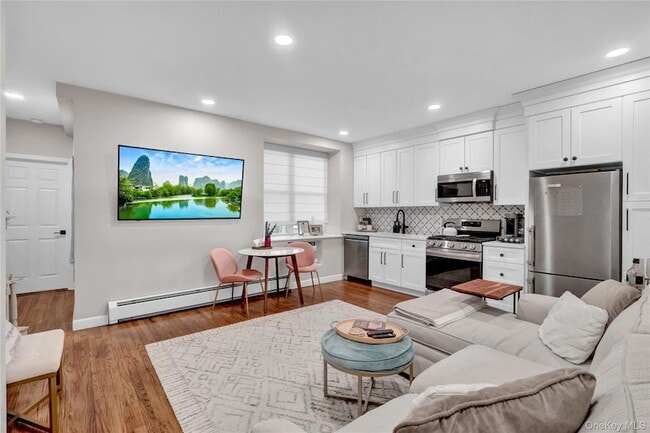 Building Photo - 25 W Broadway