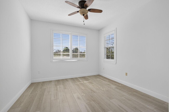 Building Photo - 5301 Myrtlewood Cir E