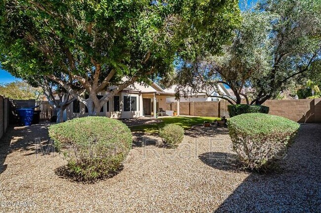 Building Photo - 213 W Caroline Ln