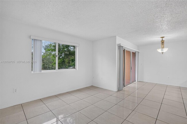 Building Photo - 6225 SW Kendale Lakes Cir