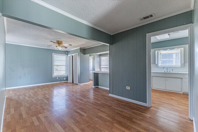 Building Photo - 3017 Colonial Ave