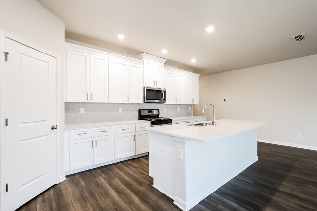 Building Photo - 5841 Hackberry Ln