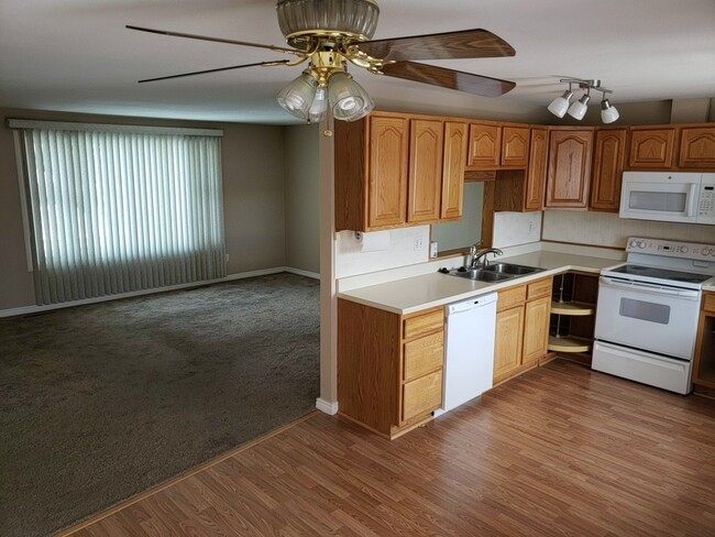 Building Photo - Move in ready 4 bedroom home For Rent on S...