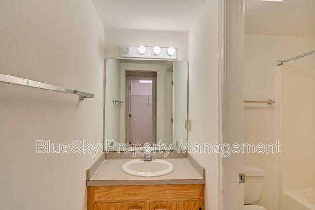 Building Photo - 1214 Clifden Green
