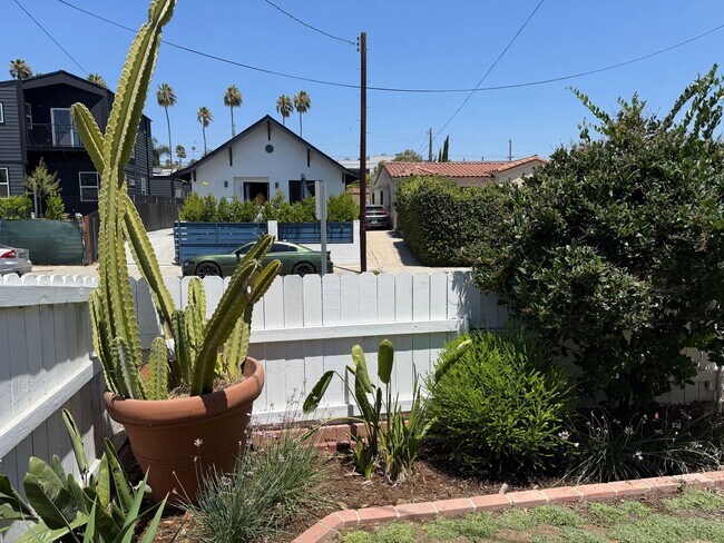 Building Photo - Spacious Silver Lake Charmer 2-bedroom, 1-...