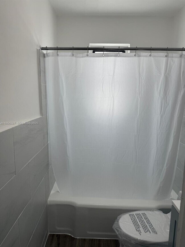 Building Photo - 1432 NE 163rd St