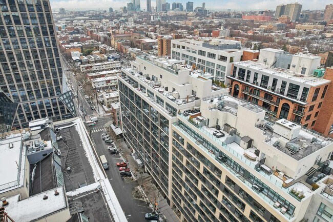 Building Photo - 160 1st St