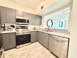 Building Photo - 3020 NE 32nd Ave