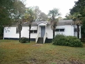 Building Photo - 3 Bedroom 2 Bathroom