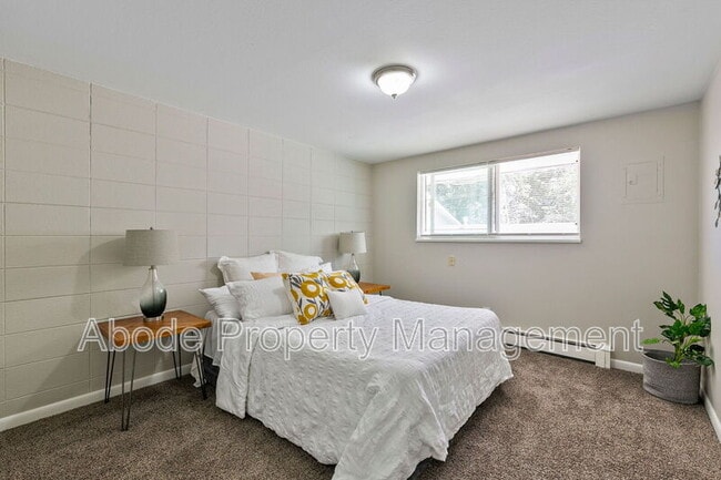 Building Photo - 466 W 10th St