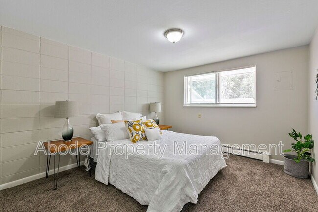 Building Photo - 476 W 10th St