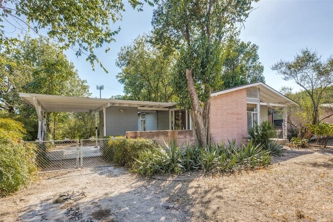 Building Photo - 1405 Broadmoor Dr