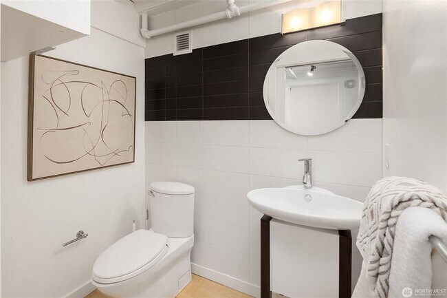 Building Photo - 1Bd/1.5Ba Seattle Condo