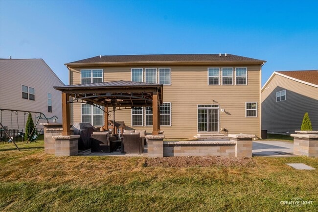 Building Photo - 3675 Shaughnessy Dr