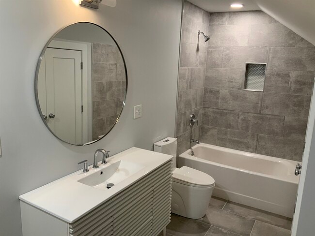 Building Photo - 8 Clifford St