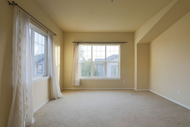Building Photo - Spacious 3BR/3.5BA Townhome in Desirable E...