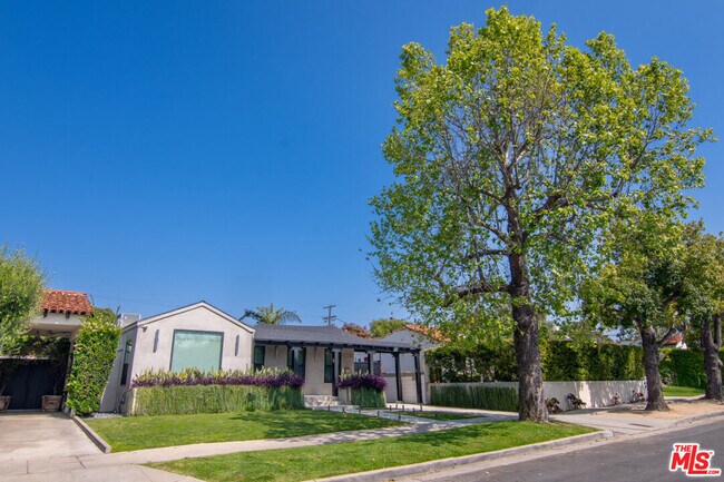Building Photo - 616 N Formosa Ave