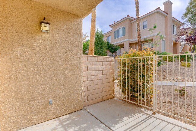 Building Photo - Exceptional 2 Bedroom in Desirable Location & Stunning Amenities