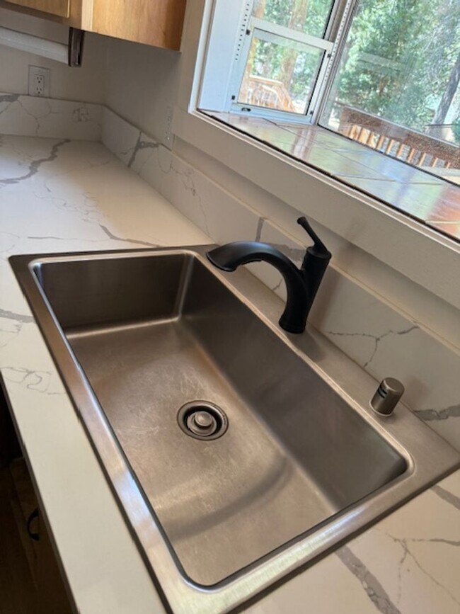 Building Photo - 3Bd 2Ba home located in a quiet neighborho...
