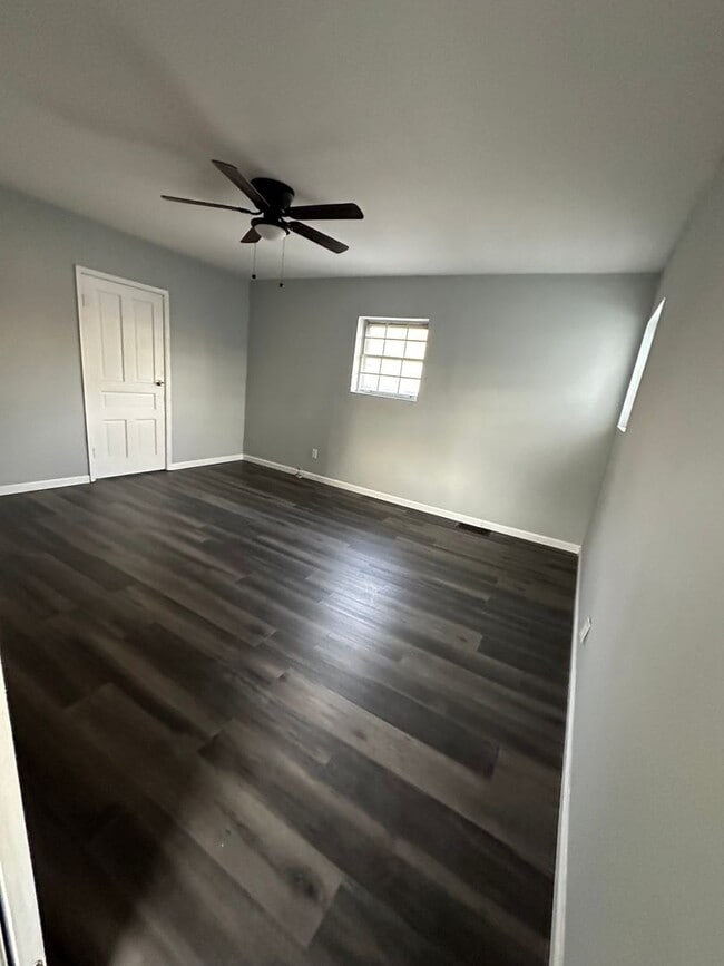 Building Photo - BEAUTIFUL 3 BEDROOM 1 BATH NEWLY REMODELED