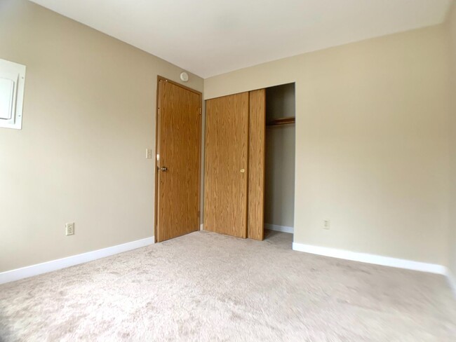 Building Photo - Great Townhome For Rent