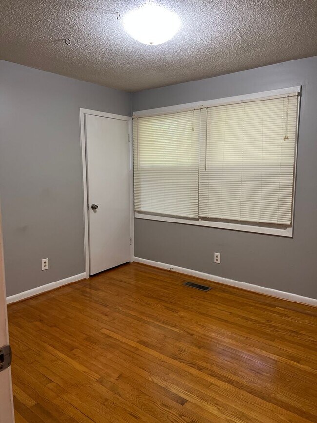 Building Photo - Knoxville 37921 - 3 bedroom 1.5 bath home - call Adam Sharp 865-254-0980