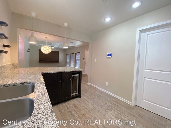 Building Photo - 4 br, 3.5 bath House - 4004 Camelot Height...