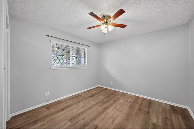 Building Photo - Beautifully refreshed 3-bedroom, 2-bath ranch-style home, located in the sought-after Colonies No...