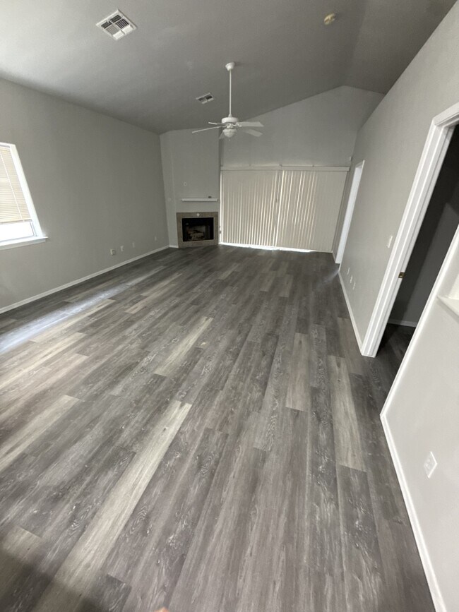 Building Photo - 1825 E Shore Villas Dr