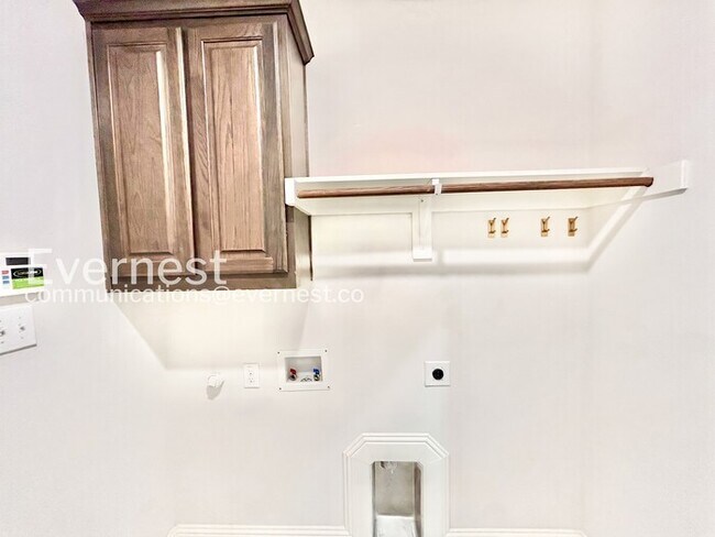 Building Photo - 4 Bed/2 Bath Home with Garage & Fenced Yard / Pet-Friendly / Available Now!