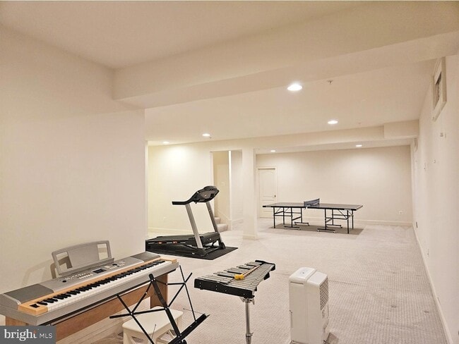 Building Photo - 3332 Burton Dr