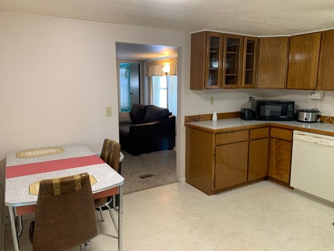 Building Photo - Great 4 bed 2 bath Mobile