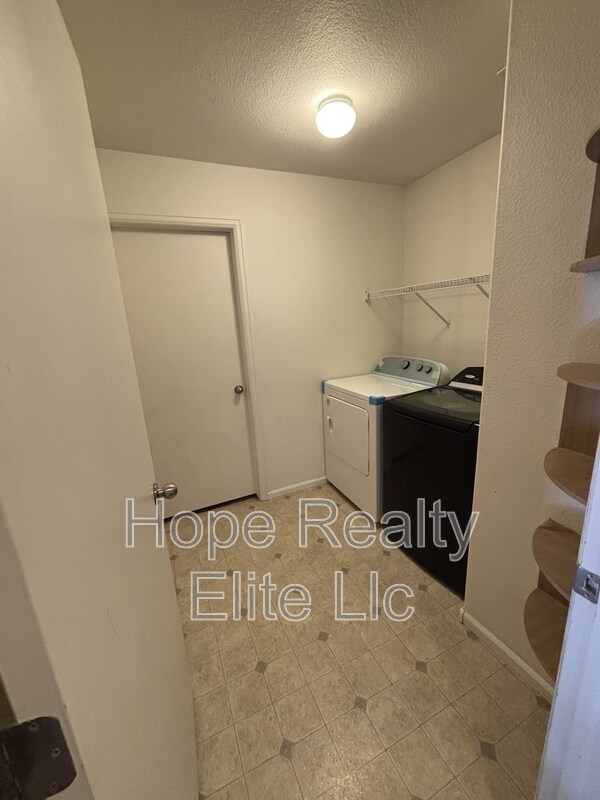 Building Photo - 7640 Fiona Ln