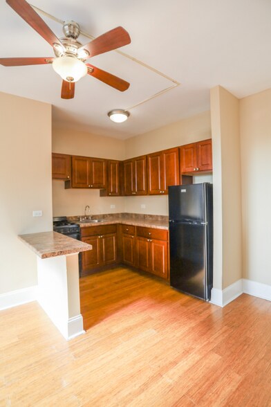 Primary Photo - 5326 S Cornell Ave