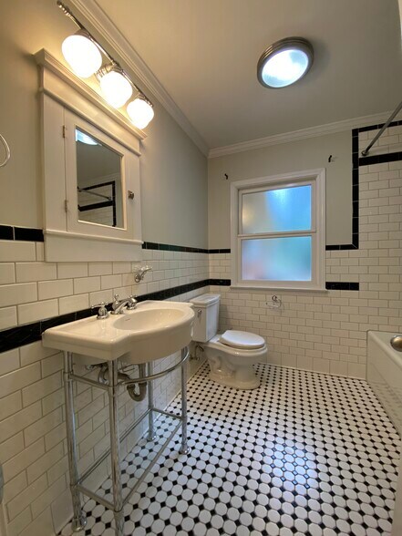 Building Photo - 627 mayview dr