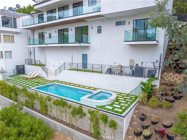 Building Photo - 8566 Hollywood Blvd