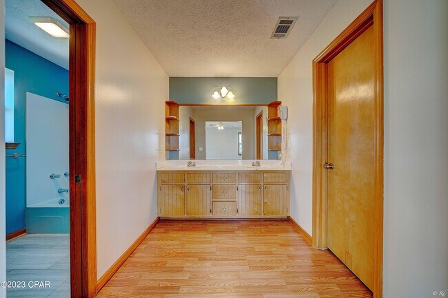 Building Photo - 2422 Thames Dr