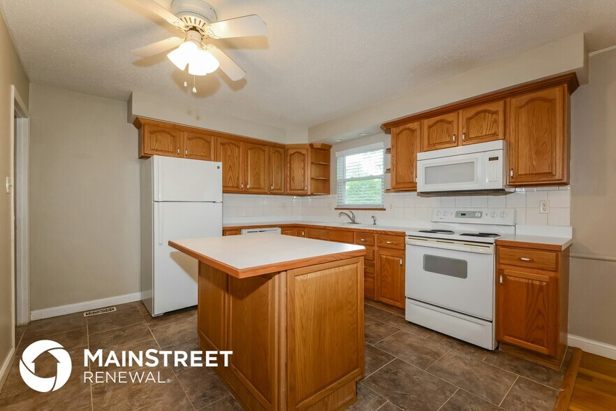 Building Photo - 2060 Avon Dr