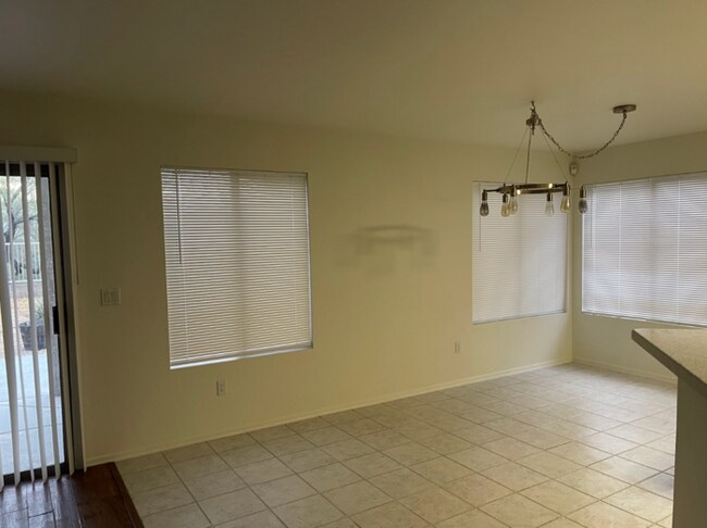 Building Photo - 3 Bed/2.5 Bath 2-Level Home with Loaded Kitchen! Washer/Dryer! Big backyard!