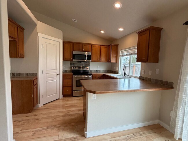 Building Photo - Perfect 4 bed 2.5 ba home in the desirable Sundance Subdiv. off McMillan & Meridian Rd.