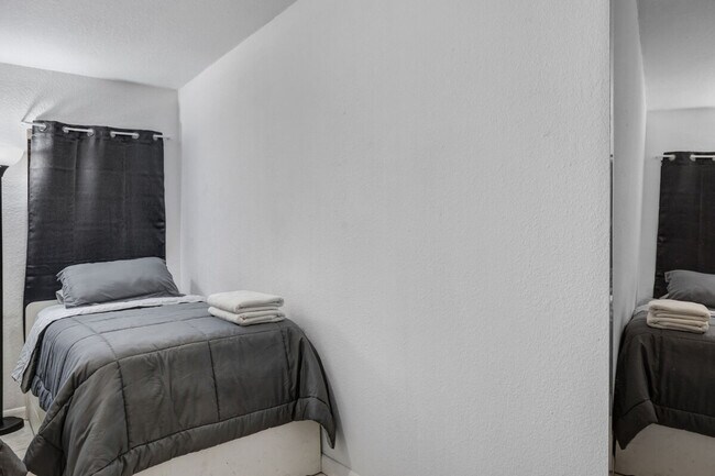 Building Photo - 5310 SW 138th Pl