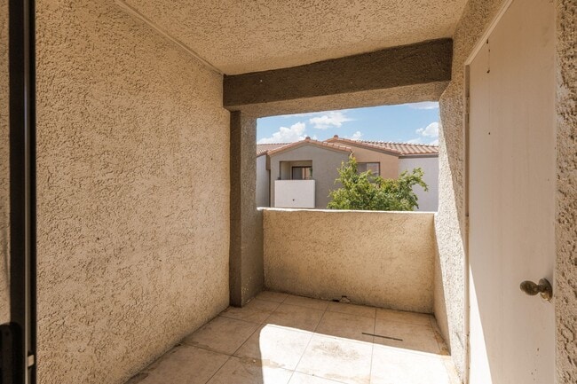 Building Photo - Recently renovated 3 br unit on 2nd floor of gated Desert Shores community