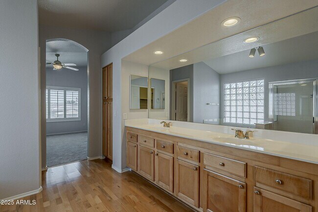 Building Photo - 927 W Azalea Pl